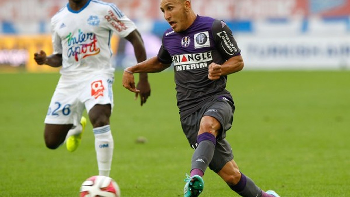 Stredopoliar Toulouse Adrien Regattin (vpravo) v zápase proti Marseille.