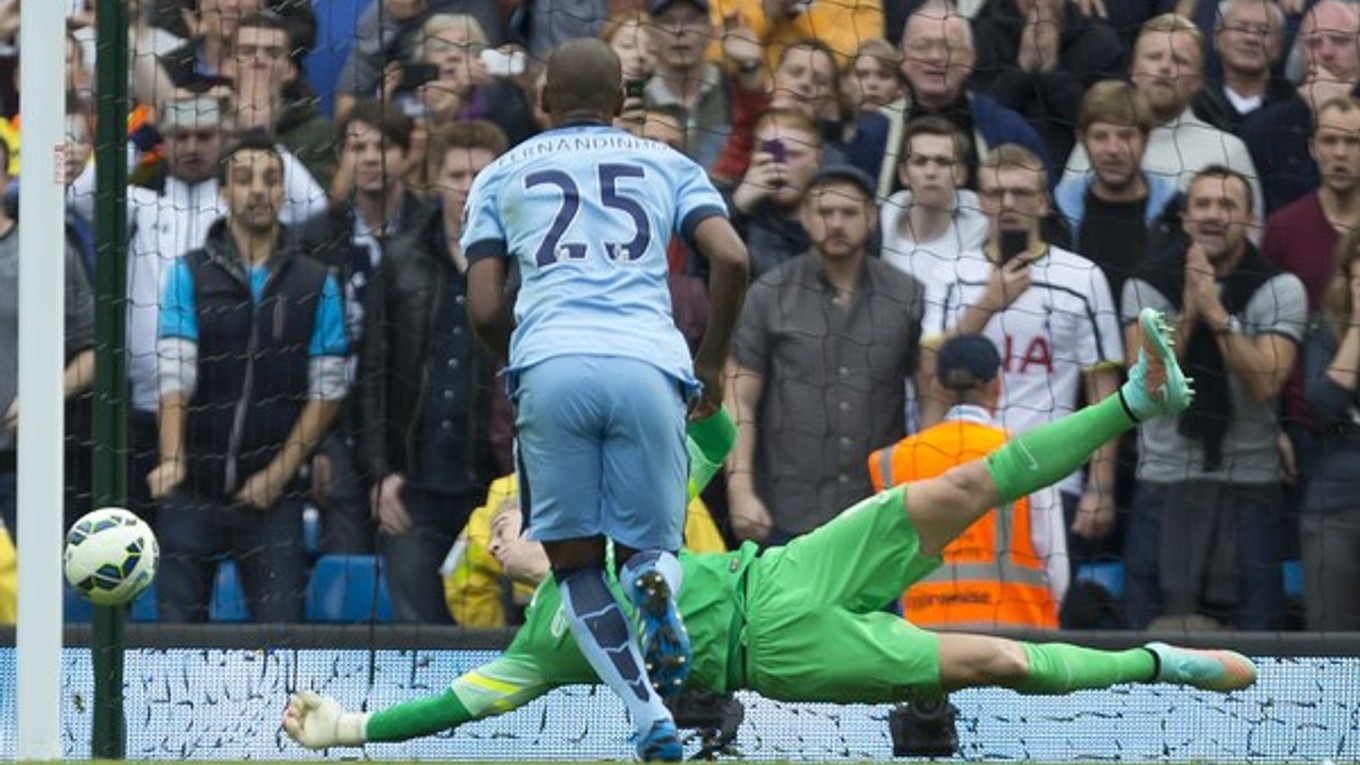 Joe Hart chytá pokutový kop hráča Tottenhamu Roberta Soldada (nie je na snímke).