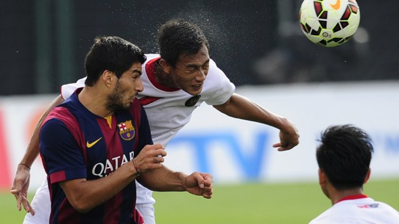 Luis Suarez (vľavo) počas prípravného zápasu rezervy FC Barcelona s B-tímom Indonézie.