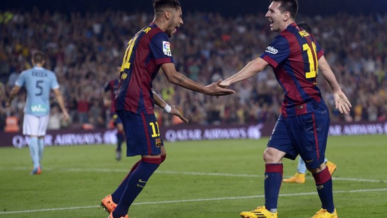 Neymar (vľavo) a Lionel Messi  si spolu rozumujú na ihrisku aj mimo neho. Argentínčan prihral Brazílčanovi na väčšinu  z deviatich gólov.