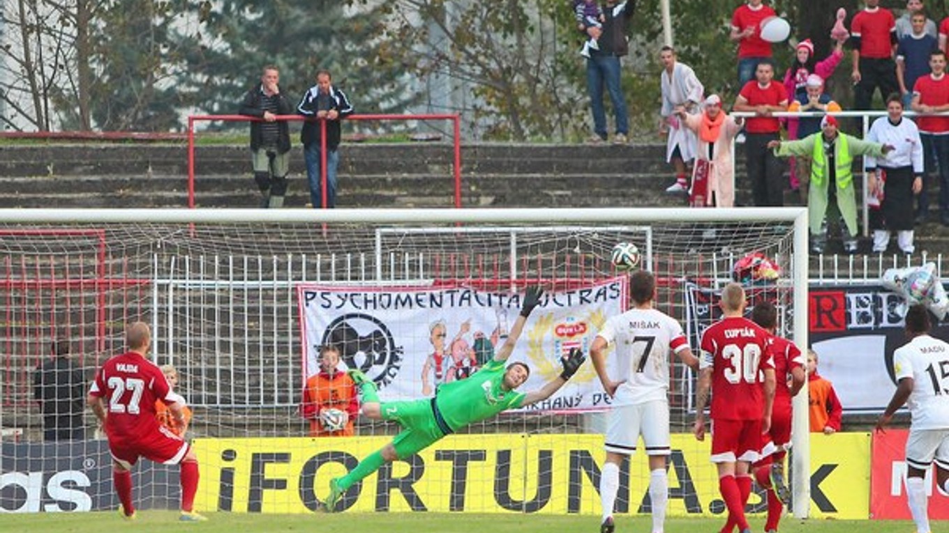 Na snímke vľavo Patrik Vajda (Banská Bystrica) strieľa druhý gól zápasu do siete Trenčína, v zelenom brankár Trenčína Igor Šemrinec v dohrávke 9. kola.