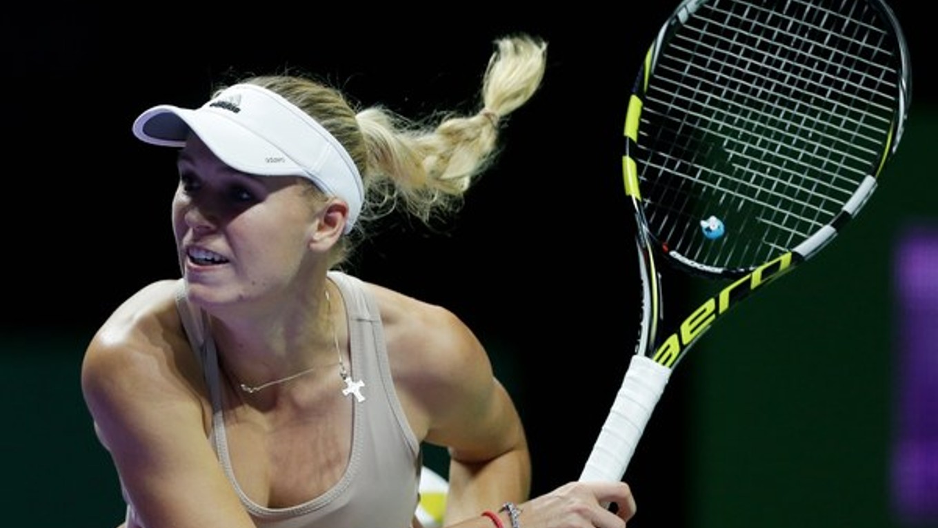Dánska tenistka Caroline Wozniacká odvracia úder Ruske Marii Šarapovovej.