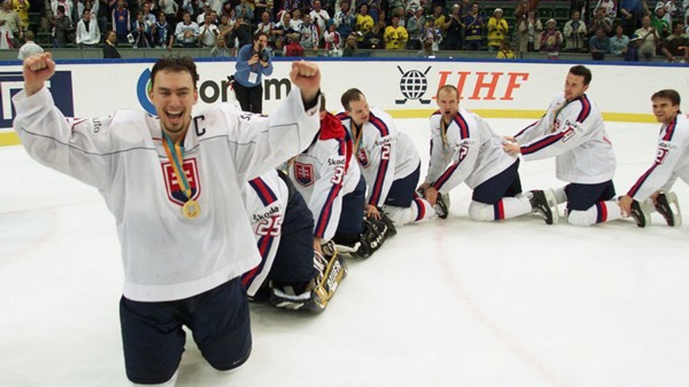 Slávna fotka po zisku titulu majstrov sveta vo Švédsku v roku 2002. Kapitán Šatan bol vtedy hráčom Buffala Sabres v NHL.