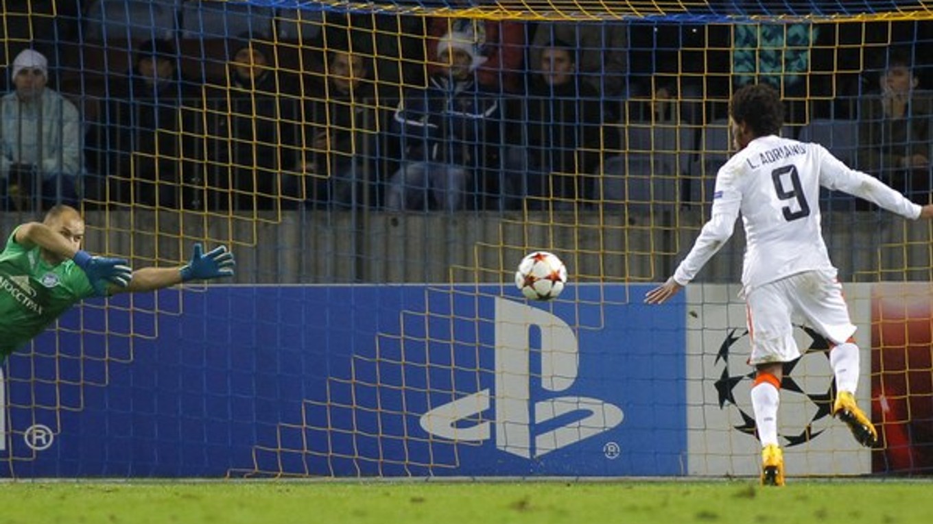 Luiz Adriano strieľa jeden zo svojich piatich gólov.