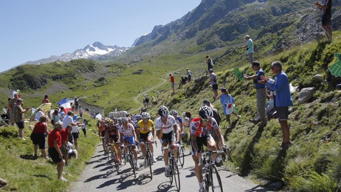 Spredu Nór Kurt-Asle Arvesen, Švajčiar Fabian Cancellara, Luxemburčan Frank Schleck v žltom drese a Rakúšan Bernhard Kohl v bodkovanom drese pri stúpaní na L´Alpe-d´Huez 23. júla 2008.