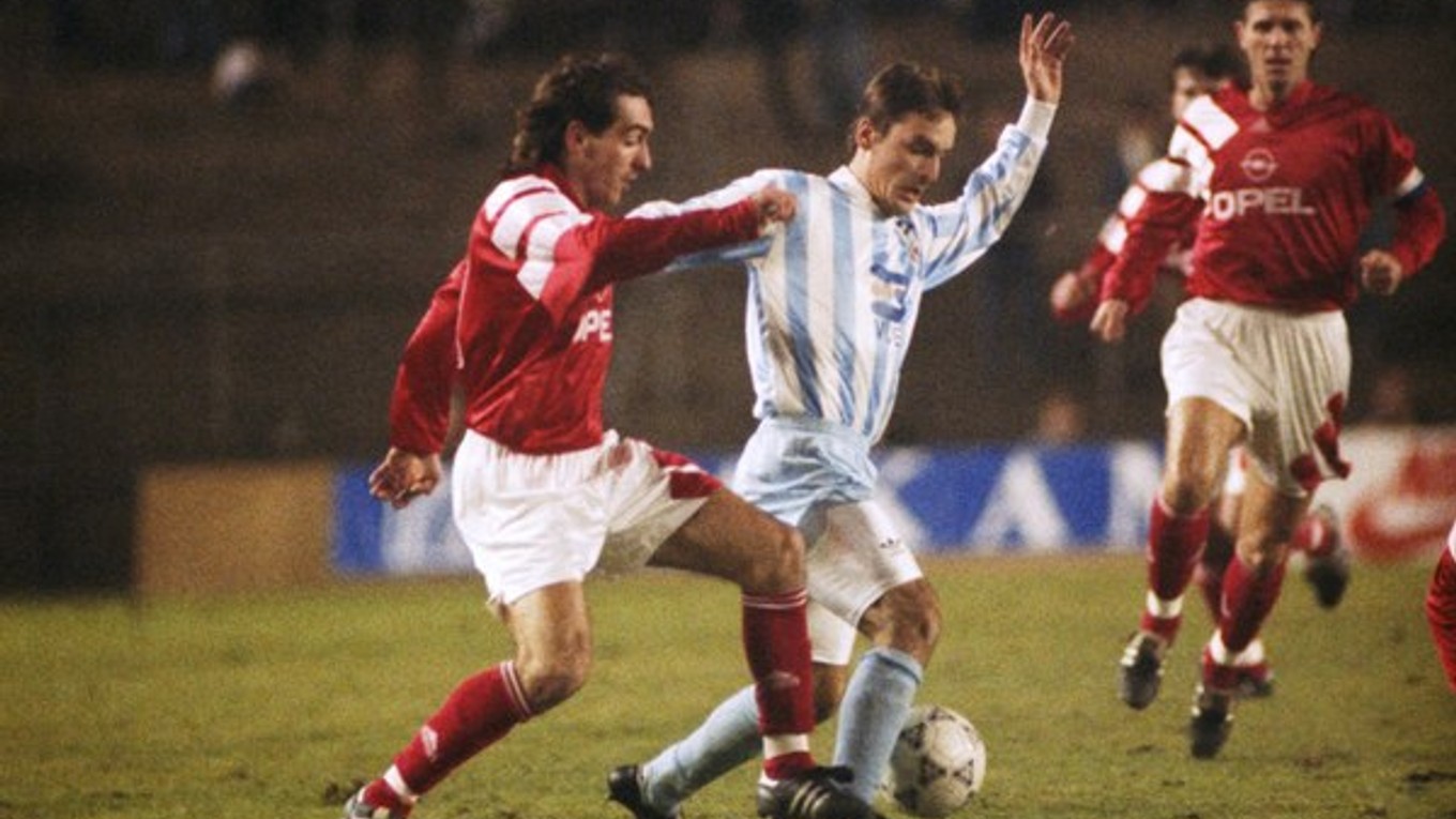 Slovanista Ondrej Krištofík (v strede) v súboji s Jiřím Němcom. Loptu sleduje Jozef Chovanec (vpravo). Zápas sa hral v decembri 1992.