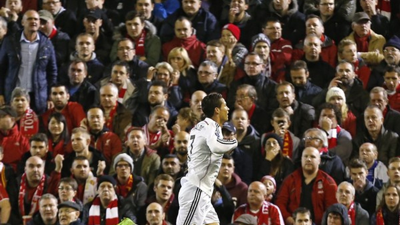 Cristiano Ronaldo po góle pred fanúšikmi Liverpoolu.