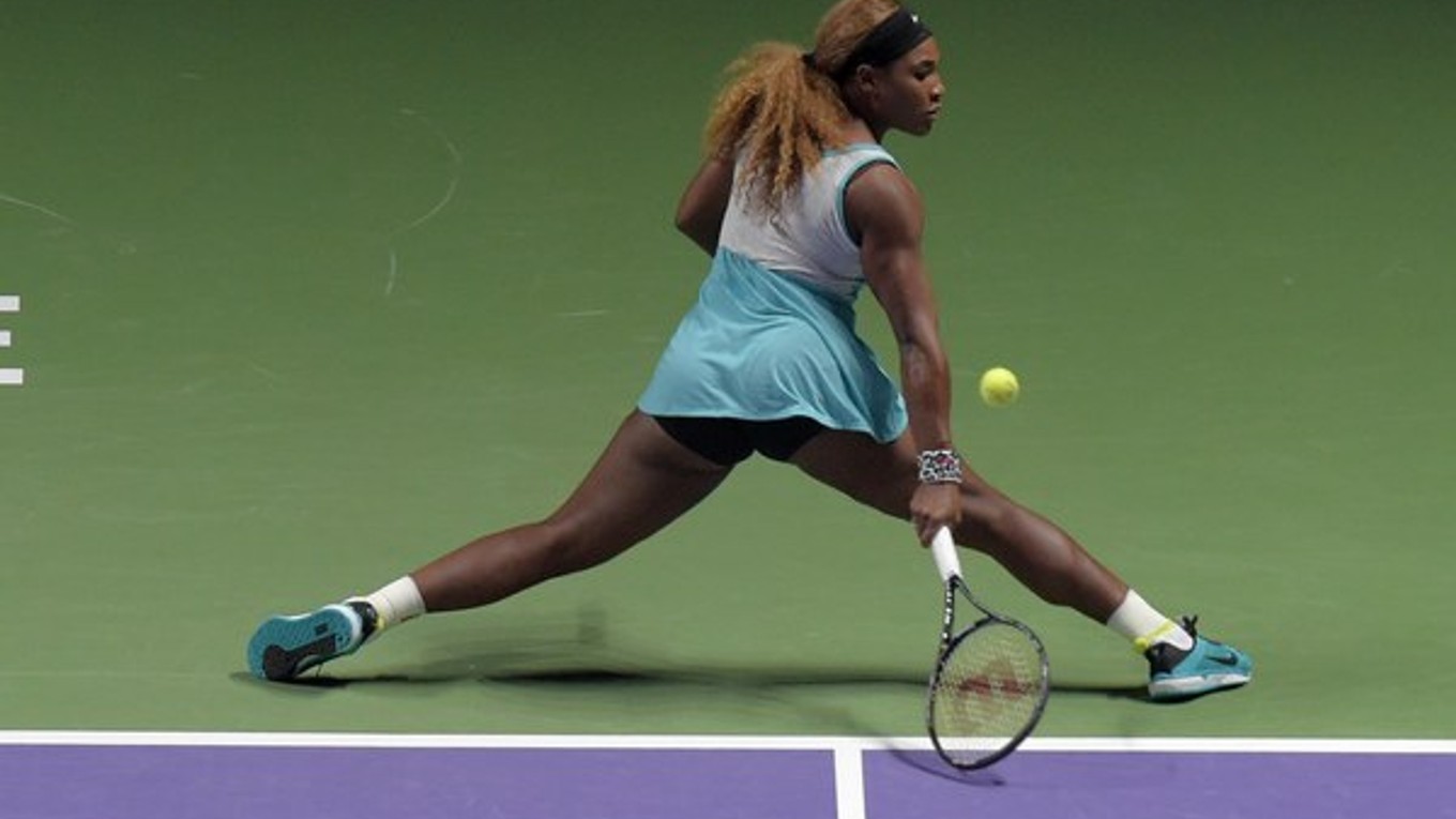 Serena Williams vracia loptičku Kanaďanke Eugenie Bouchard.