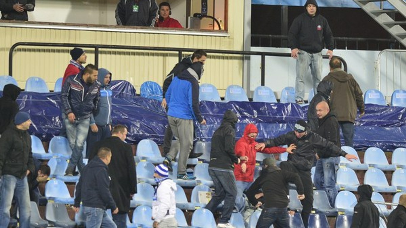 Na snímke bitka medzi fanúšikmi počas prerušenia zápasu Slovan - Sparta.