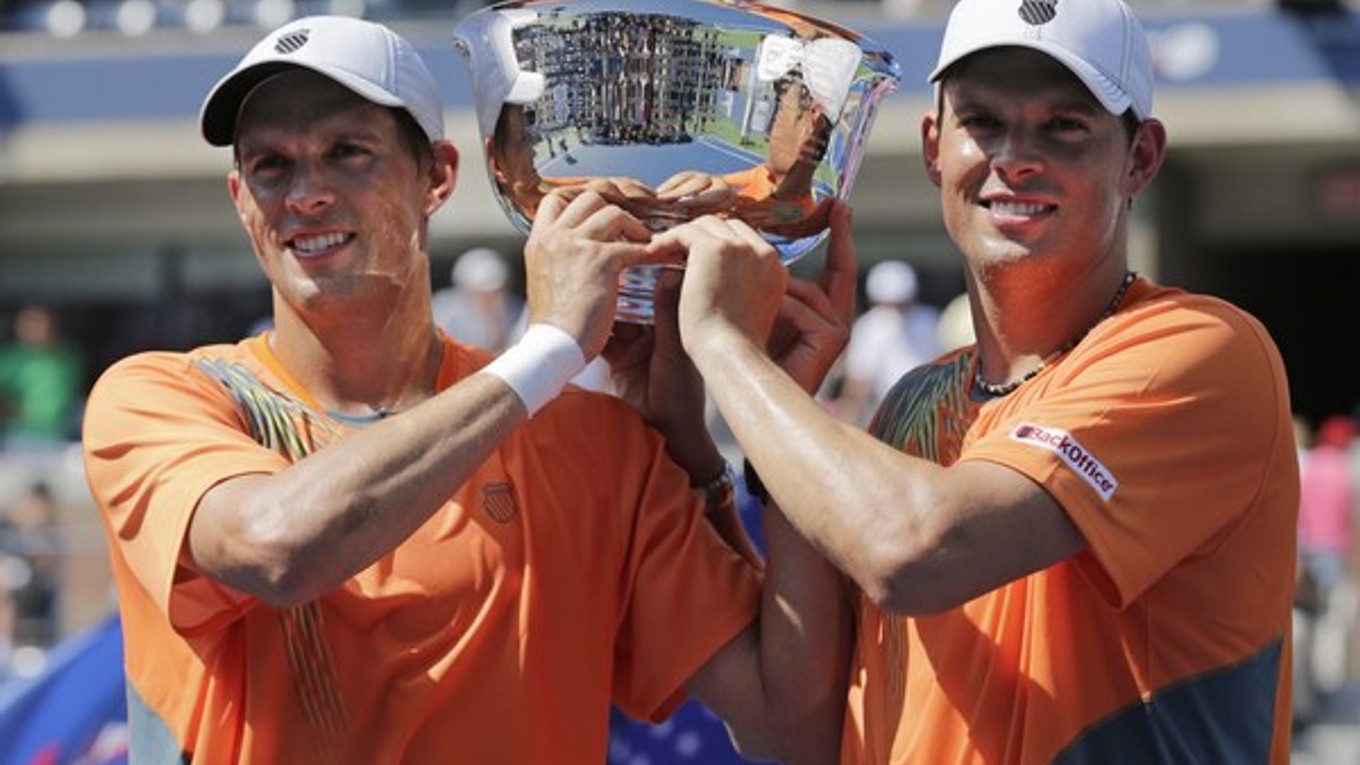 Mike (vľavo) a Bob Bryanovci po triumfe na US Open 2013.