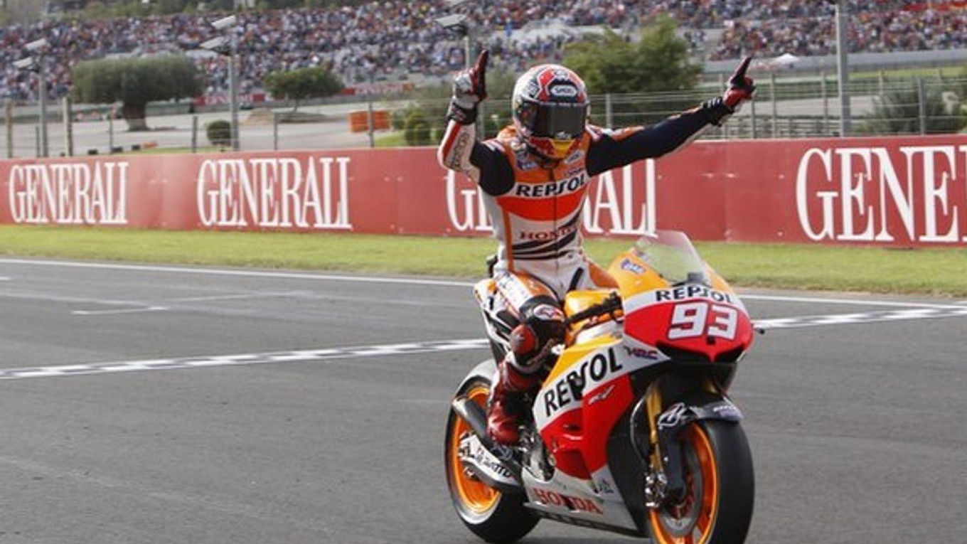 Španiel Marc Marquez počas minuloročných osláv majstrovského titulu.