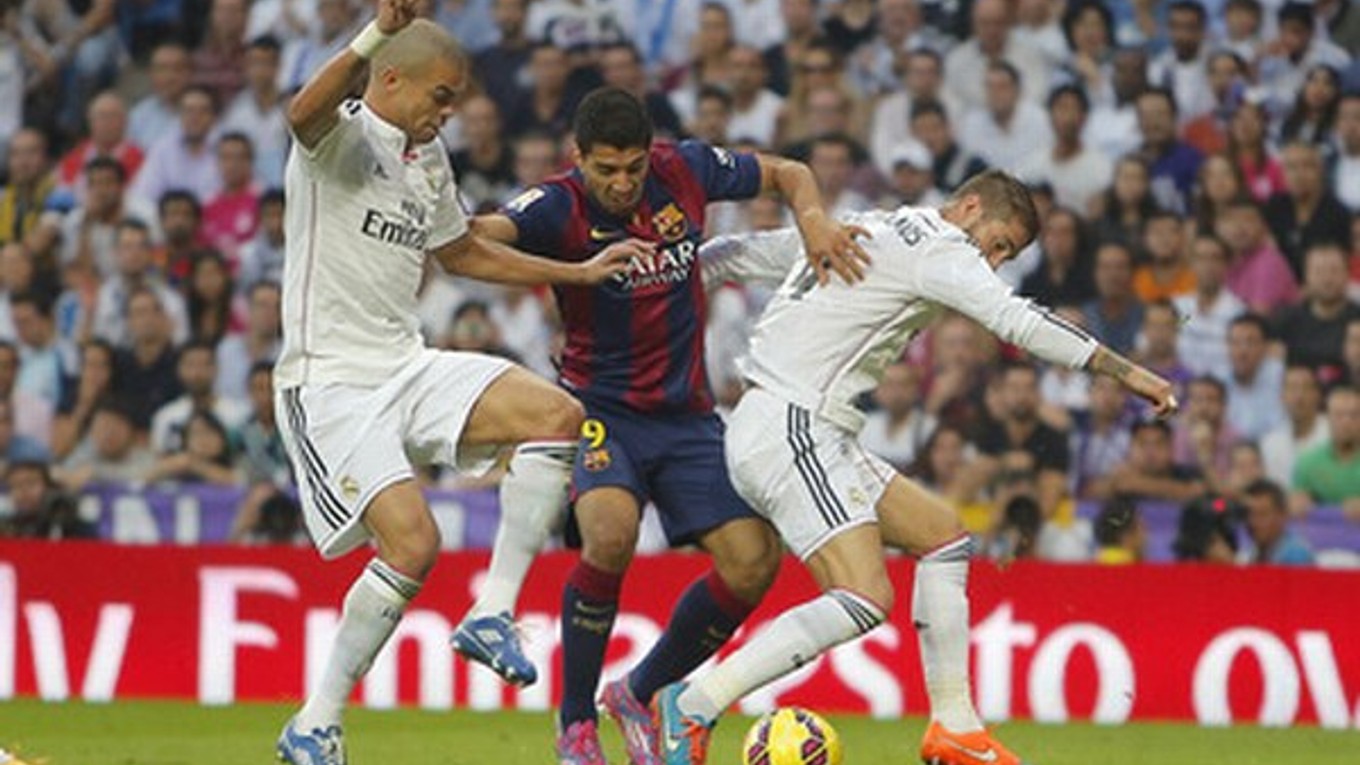 Suárez (v strede) prihral na jediný gól Barcelony.