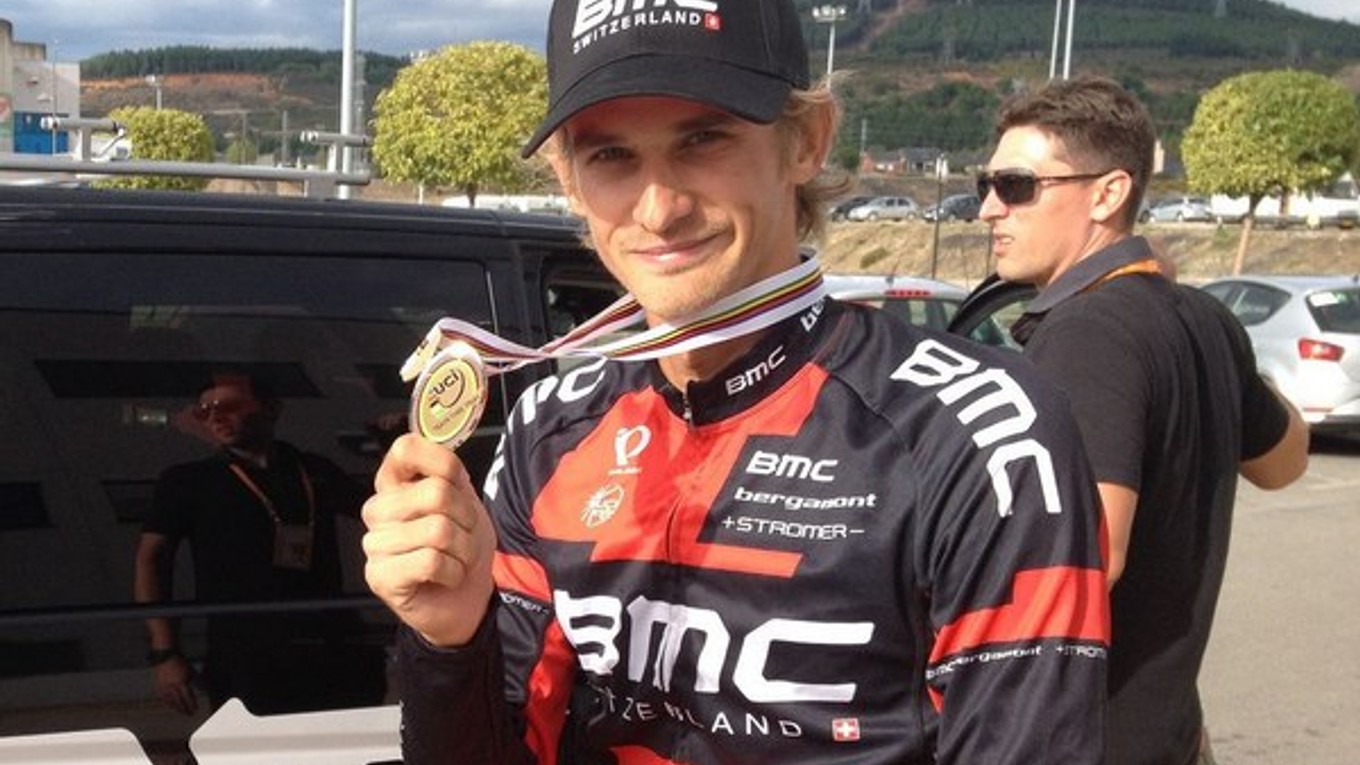 Peter Velits v tejto sezóne získal tretí titul majstra sveta v tímovej časovke a obhájil titul majstra SR v časovke. Na Tour de France obsadil celkovo na 27. priečke.⋌ FOTO – FACEBOOK P. VELITSA