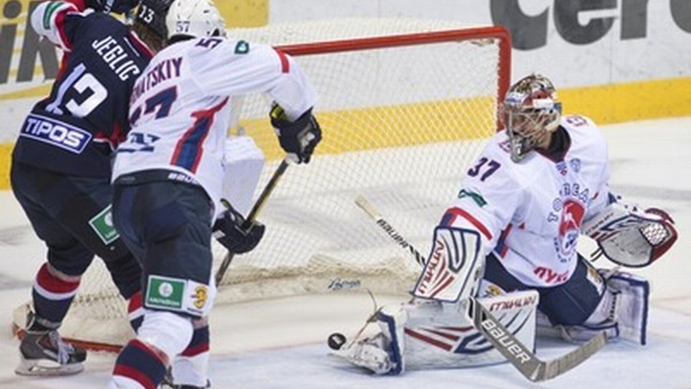 Hokejisti Novgorodu(v bielom).