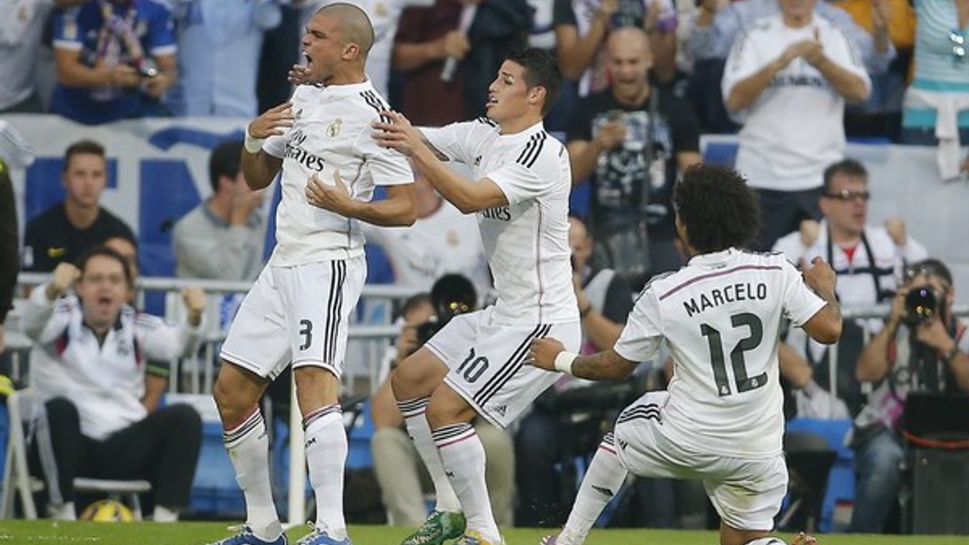 Hráči Realu Madrid oslavujú po druhom góle, ktorý dal hlavou Pepe (vľavo).