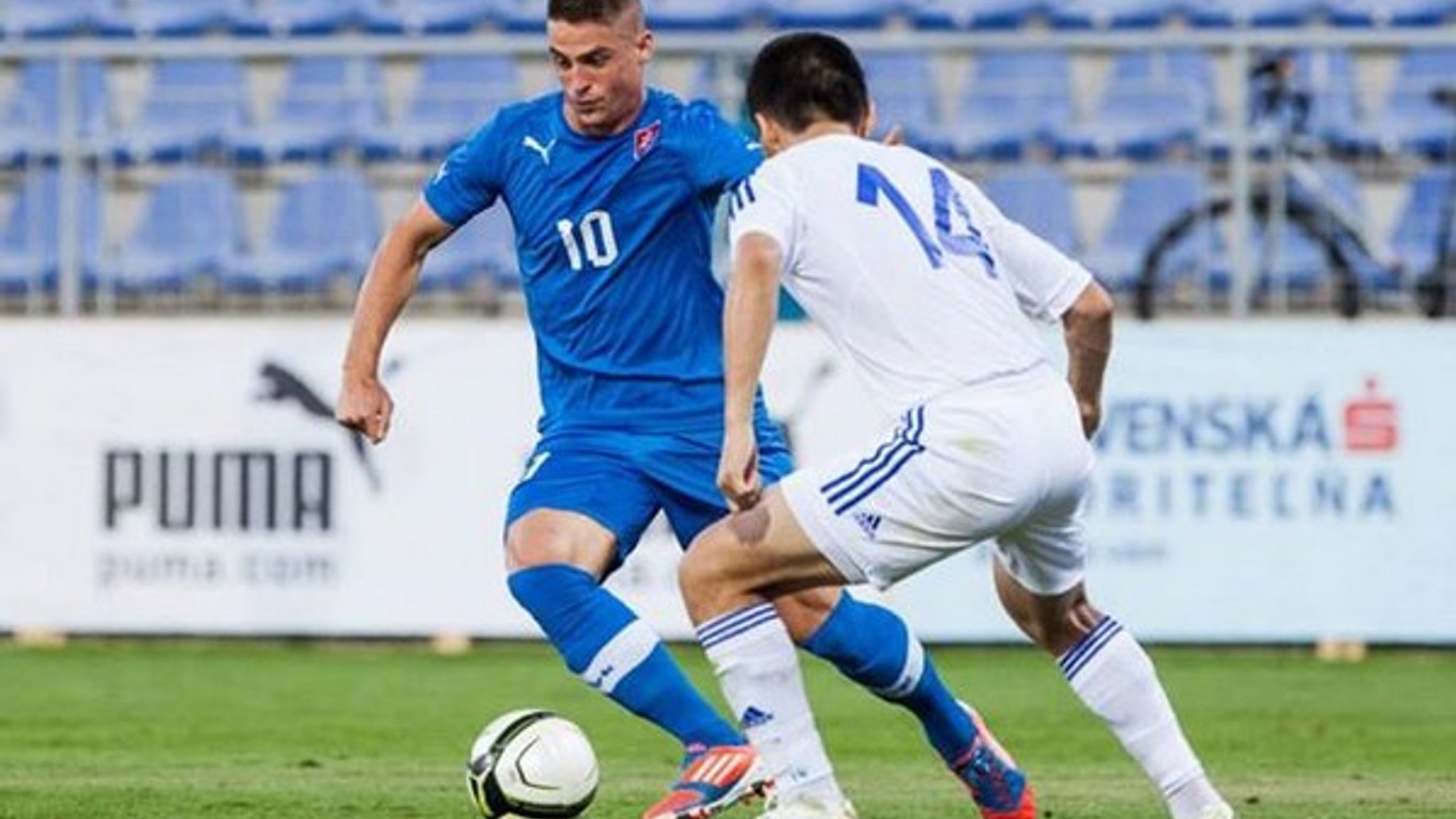 Mak (v modrom) v reprezentačnom drese.