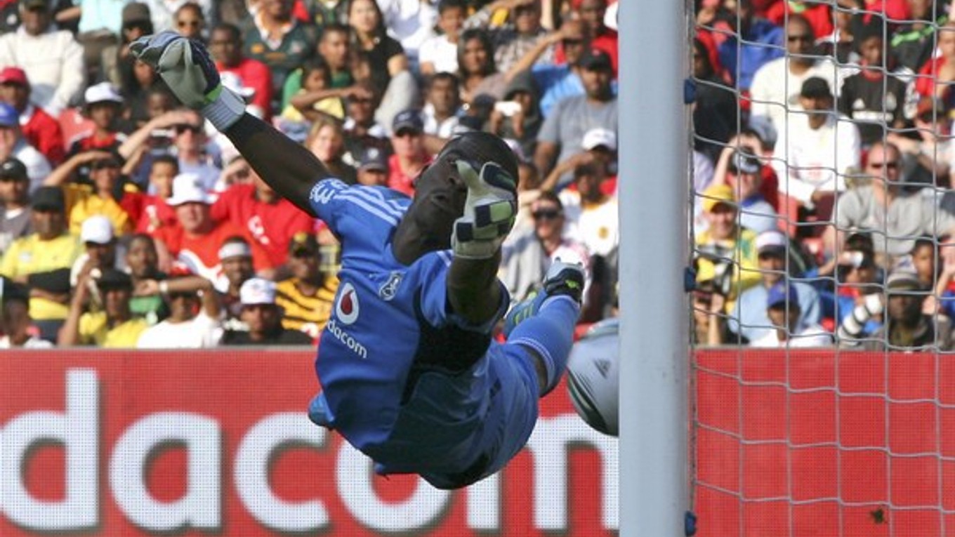 Na archívnej snímke z 23. júla 2011 brankár tímu Orlando Pirates Senzo Meyiwa.