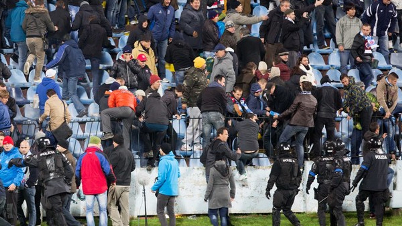 Polícia zasahuje počas zápasu Európskej ligy medzi Slovanom a Spartou, 23. október 2014.