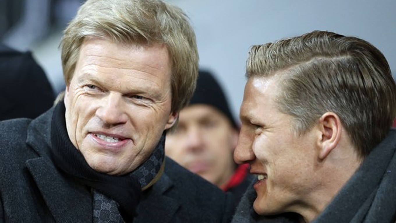 Bastian Schweinsteiger a Oliver Kahn (vľavo).