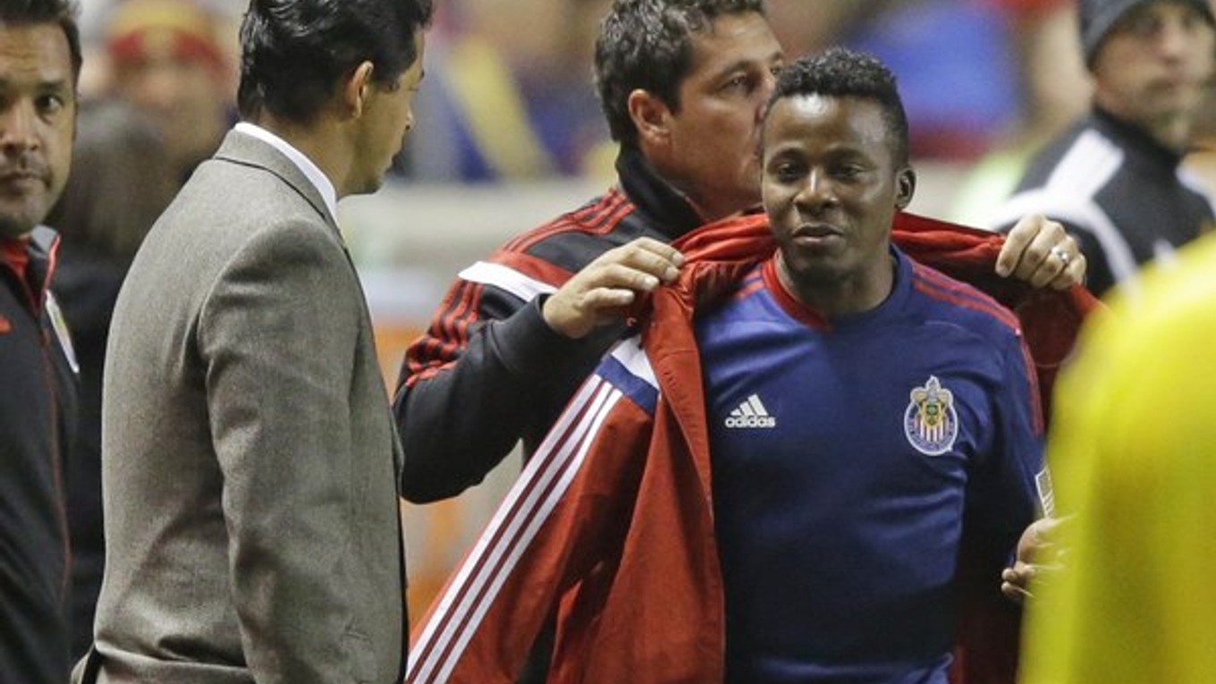 Tréner Chivas USA Wilmer Cabrera (vľavo) a jeho hráč Marvin Chavez.