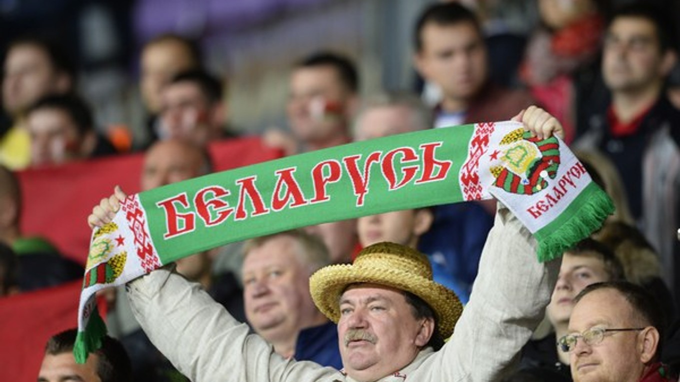 Fanušikovia Bieloruska v zápase 3. kola kvalifikácie na EURO 2016 medzi Bieloruskom a Slovenskom. Borisov, 12. októbra 2014.