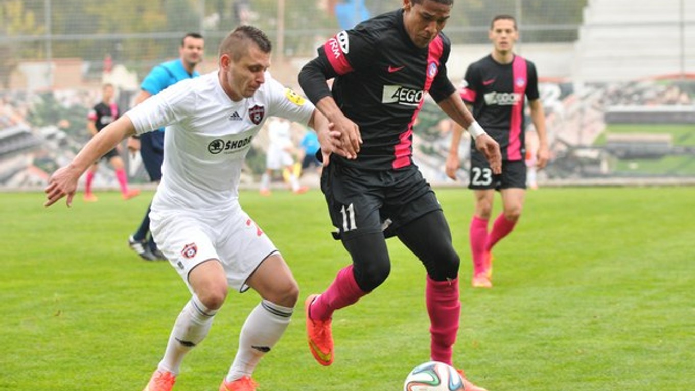 Na snímke vľavo hráč Trnavy Matúš Čonka a hráč Trenčína Jairo De Maceda Da Silva v zápase 15. kola Fortuna ligy v Trnave.