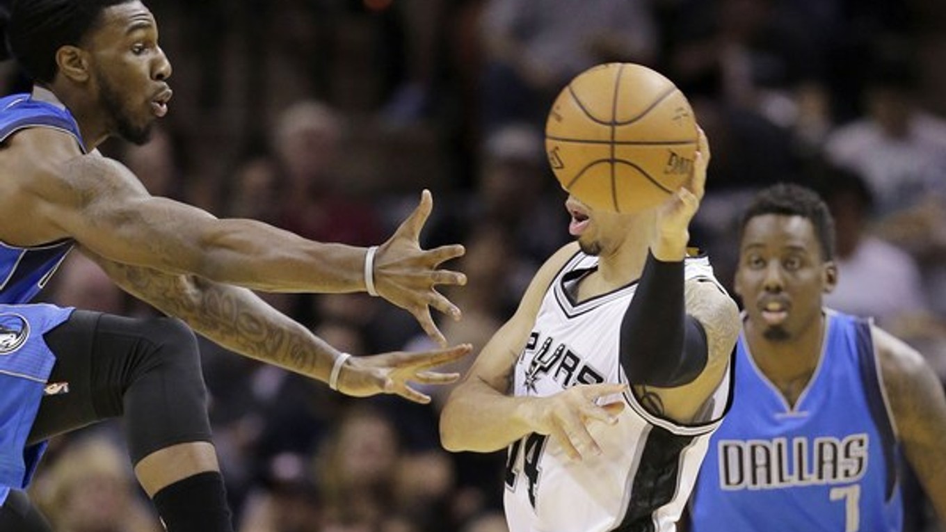 Hráč tímu Dallas Mavericks Jae Crowder (vľavo) a hráč tímu San Antonio Spurs Danny Green.