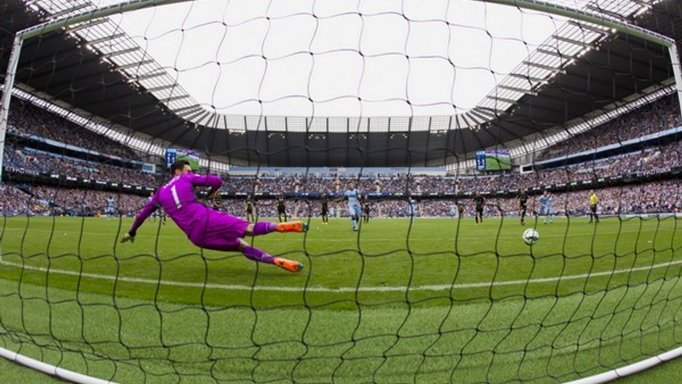 Sergio Agüero z Manchestru City prekonáva z penalty brankára Tottenhamu Huga Llorisa.