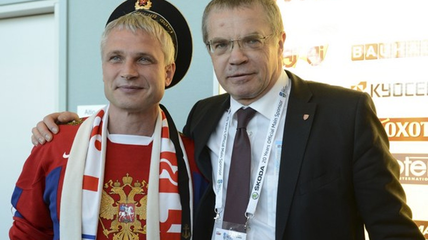 Na snímke vpravo prezident KHL Alexander Medvedev.