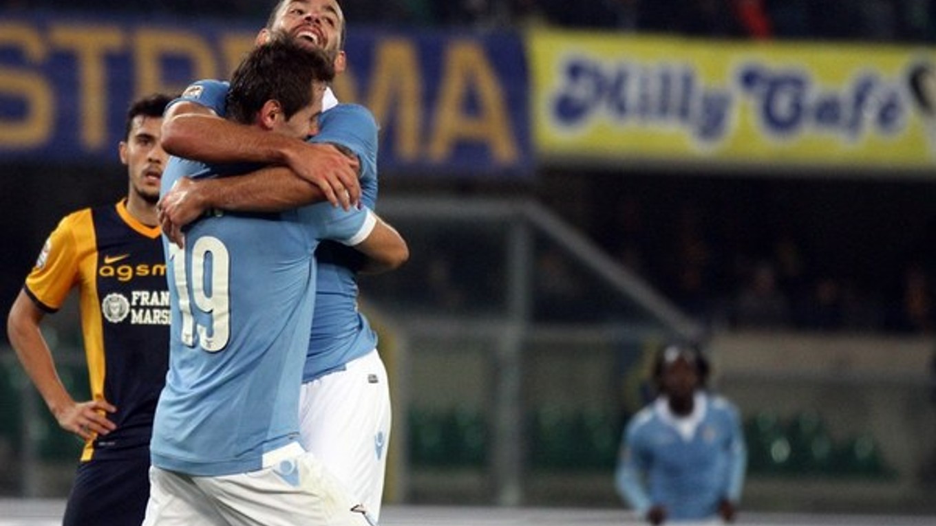 Futbalisti Lazia oslavujú.