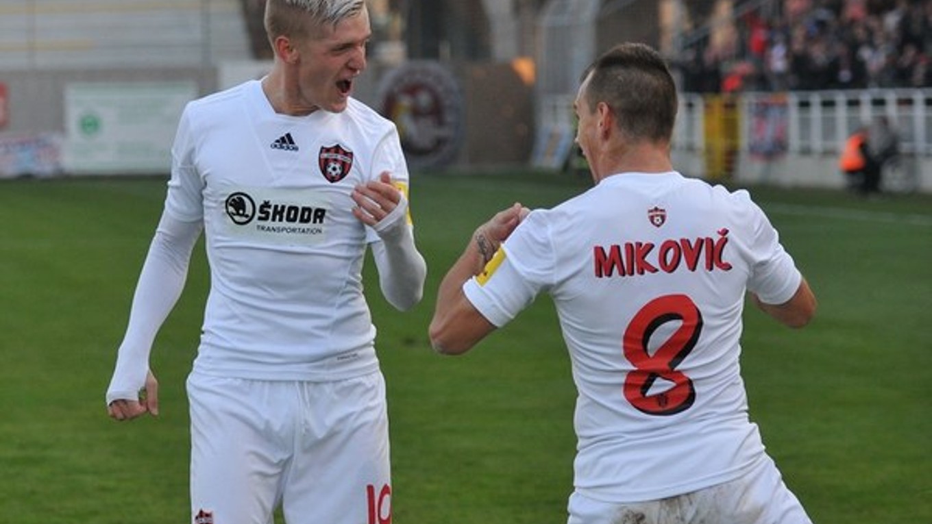 Ján Vlasko (vľavo) a Martin Mikovič oslavujú gól do bránky Slovana.