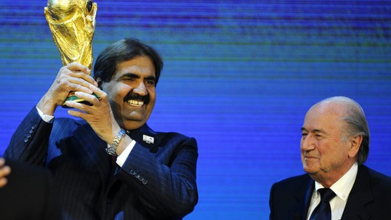 Šéf kandidatúry Kataru šejk Mohammed bin Chalifa Al Thani (vľavo) s prezidentom FIFA Seppom Blatterom.