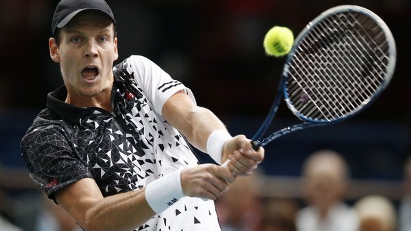 Český tenista Tomáš Berdych odvracia loptičku vo štvrťfinálovom  zápase turnaja série Masters v Paríži proti Juhoarfričanovi Kevinovi Andersonovi.