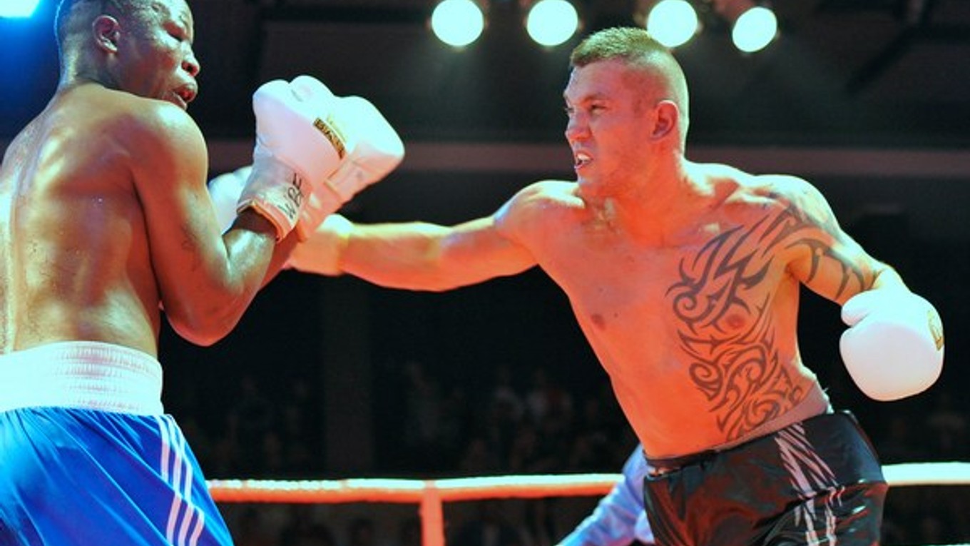 Tomi Kovács (vpravo) a Hamzo Wander (Uganda) bojujú o titul WBF v rámci vyvrcholenia trnavského galavečera o opasok šampióna boxerskej organizácie WBF (World Boxing Federation) v ťažkej váhe. Trnava.