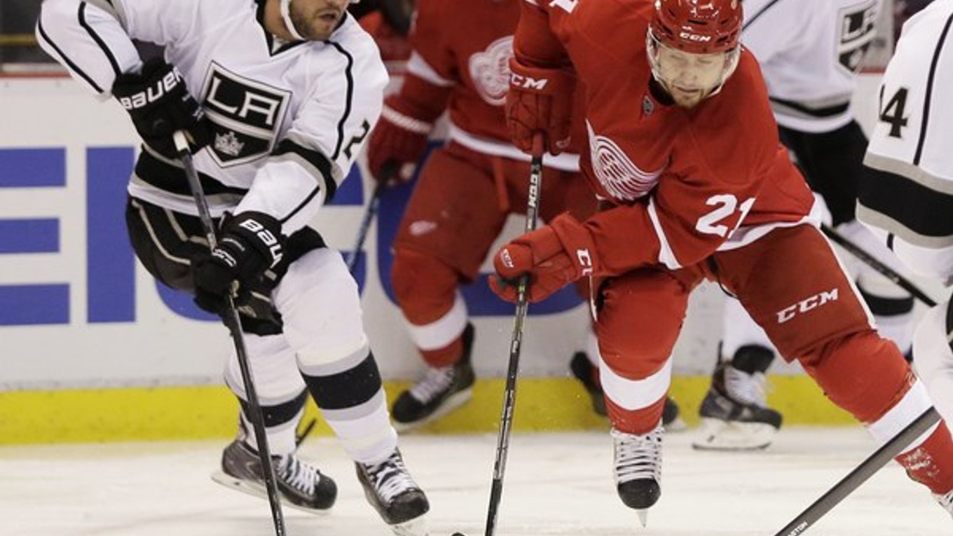 Tomáš Tatar v červenom drese s číslom 21.