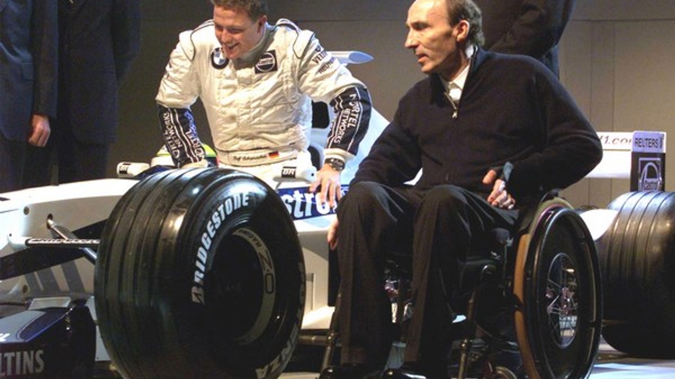 Frank Williams sa prizerá 10. januára počas prezentácie svojho tímu v sídle BMW v Mníchove.