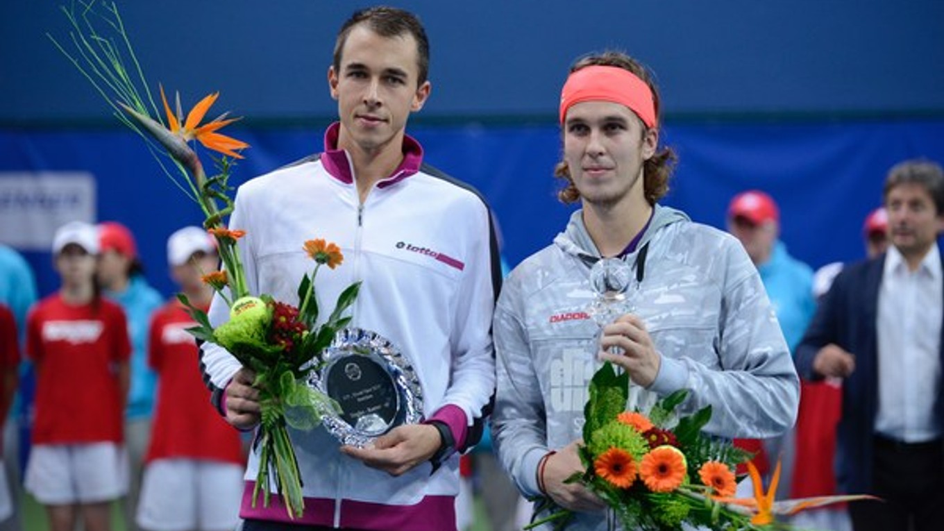 Lukáš Lacko (vpravo) sa vlani stal prvým dvojnásobným singlovým víťazom bratislavského challengeru Slovak Open. Vo finále dvojhry si ako turnajová štvorka poradil s najvyššie nasadeným obhajcom titulu Čechom Lukášom Rosolom (vľavo)