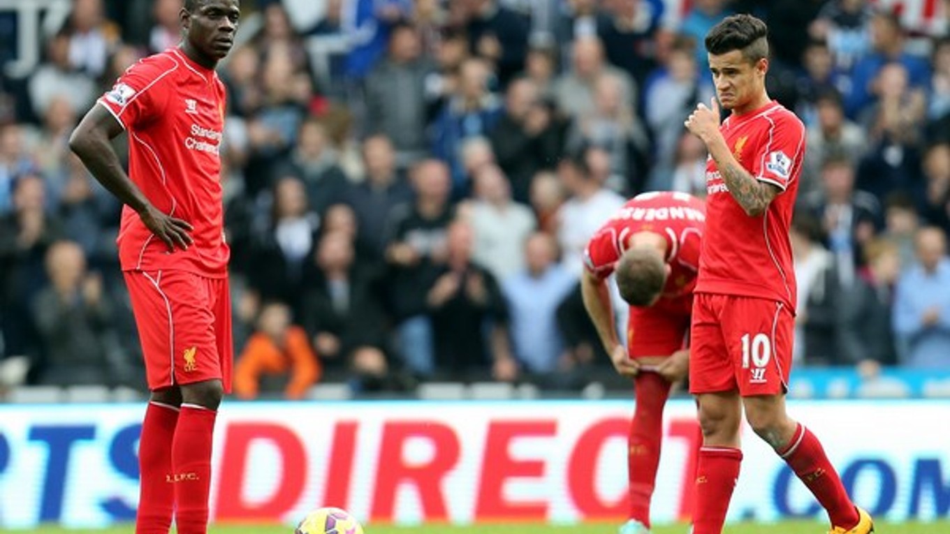 Hráči Liverpoolu Mario Balotelli (vľavo) a Phillippe Coutinho reagujú pri góle Ayozeho Pereza.