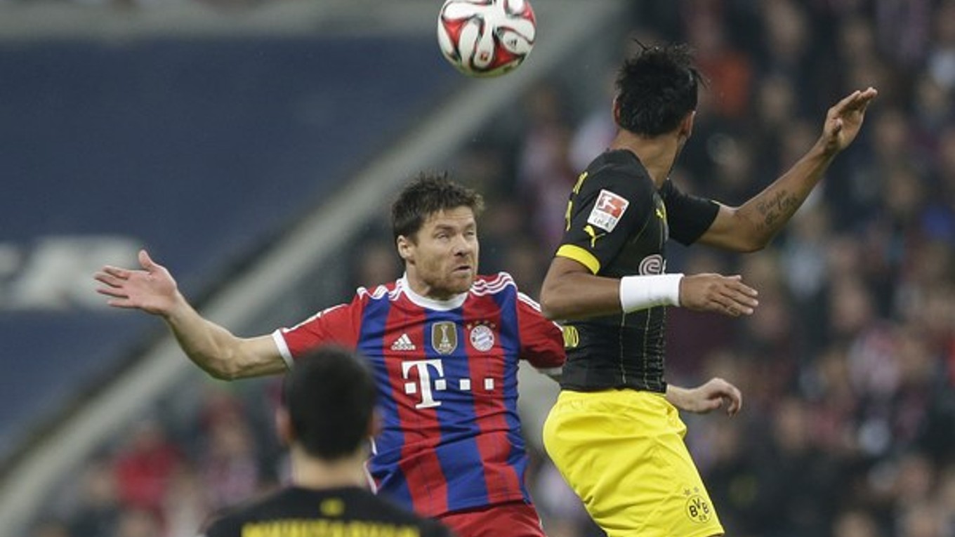 Xabi Alonso z Bayernu a Pierre-Emerick Aubameyang z Dortmundu (vpravo).