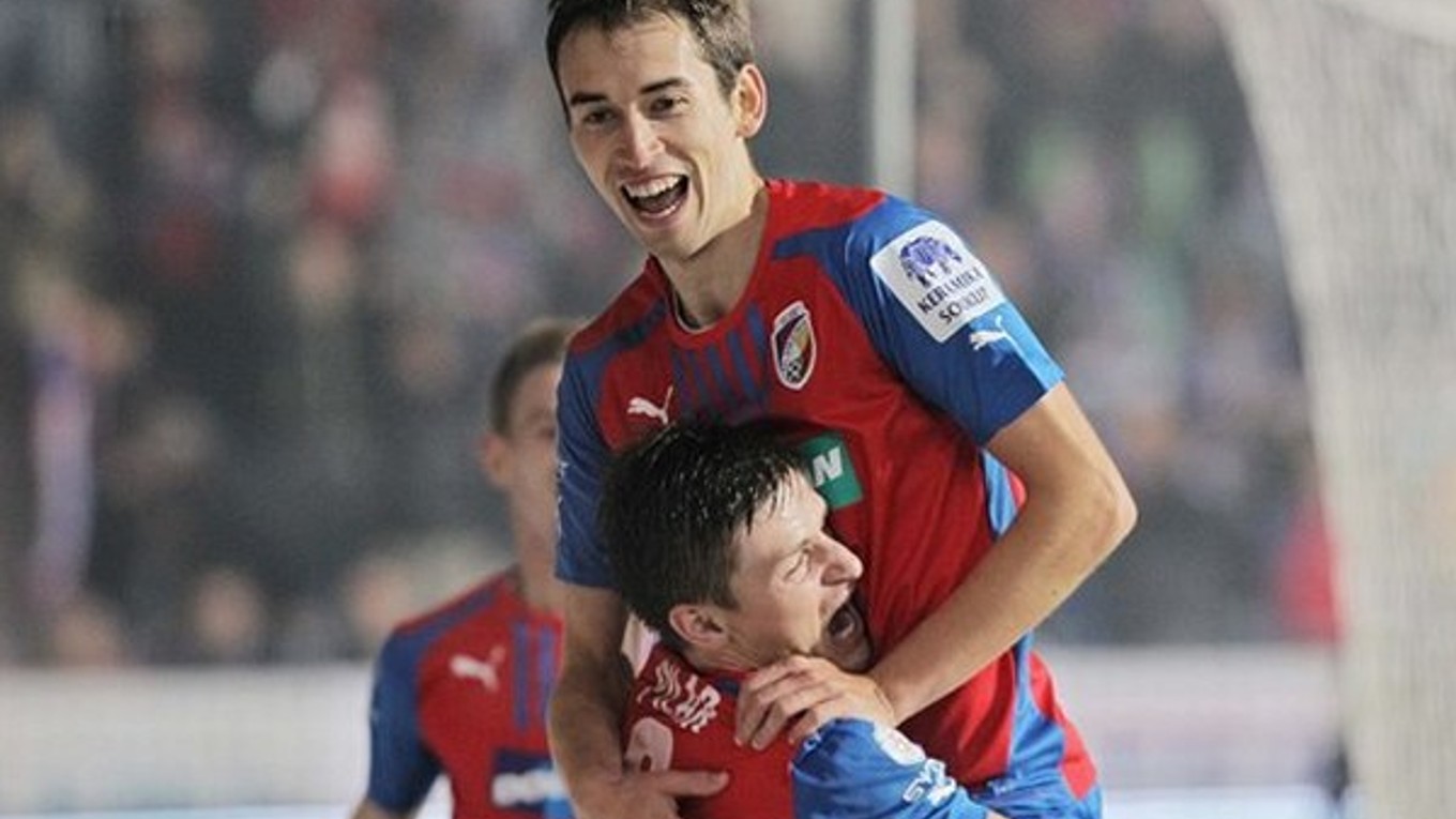 Tomáš Hořava (hore) sa teší z gólu s Václavom Pilařom, ktorý mu nahral.