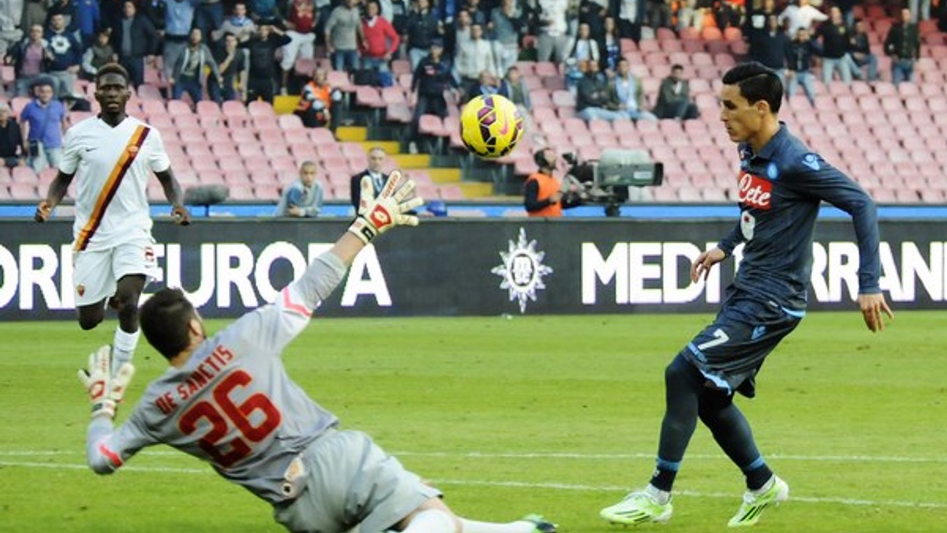 Útočník Neapola José Callejón (vpravo) strieľa gól, vľavo brankár AS Rím Morgan De Sanctis.