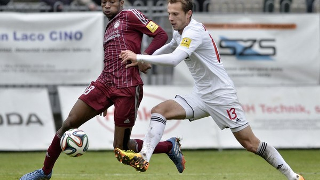 Peter Nworah z Podbrezovej (vľavo) a Milan Bortel zo Spartaka.