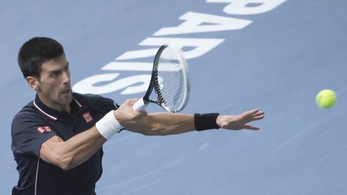 Srbský tenista Novak Djokovič (na snímke) odvracia loptičku Kanaďanovi Milošovi Raoničovi vo finále.