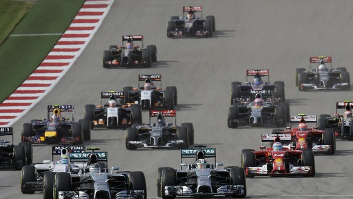 Nemecký pilot Nico Rosberg na Mercedese (vľavo) je na čele v prvej zákrute pred tímovým kolegom Britom Lewisom Hamiltonom na Veľkej cene USA.