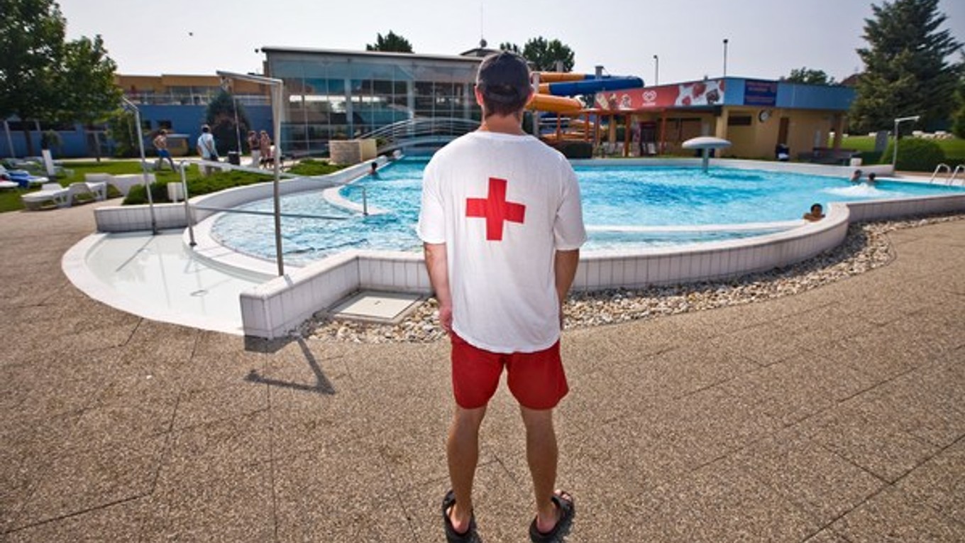 Na hokeji zachránili fanúšika.