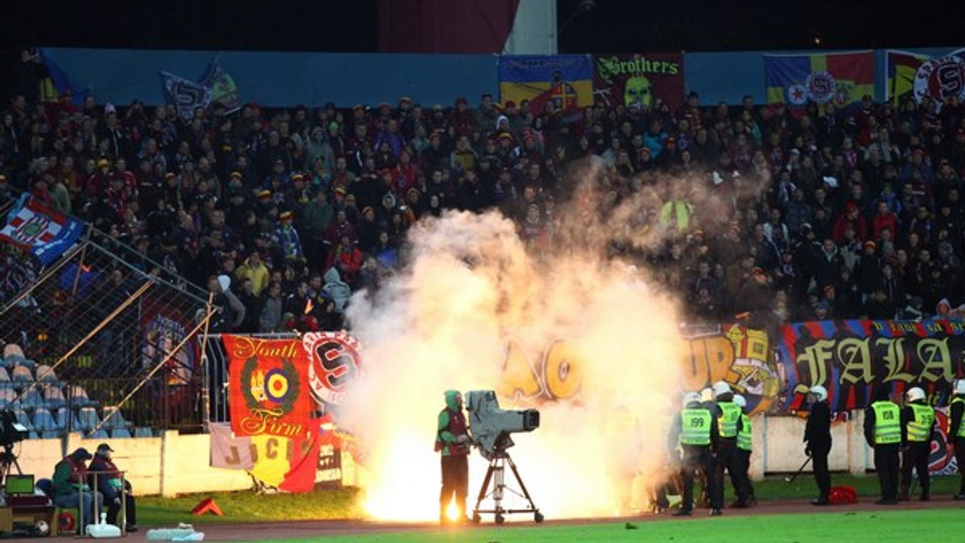 V zápase na Slovane fanúšikovia Sparty Praha zaútočili na domácich divákov a ničili štadión.