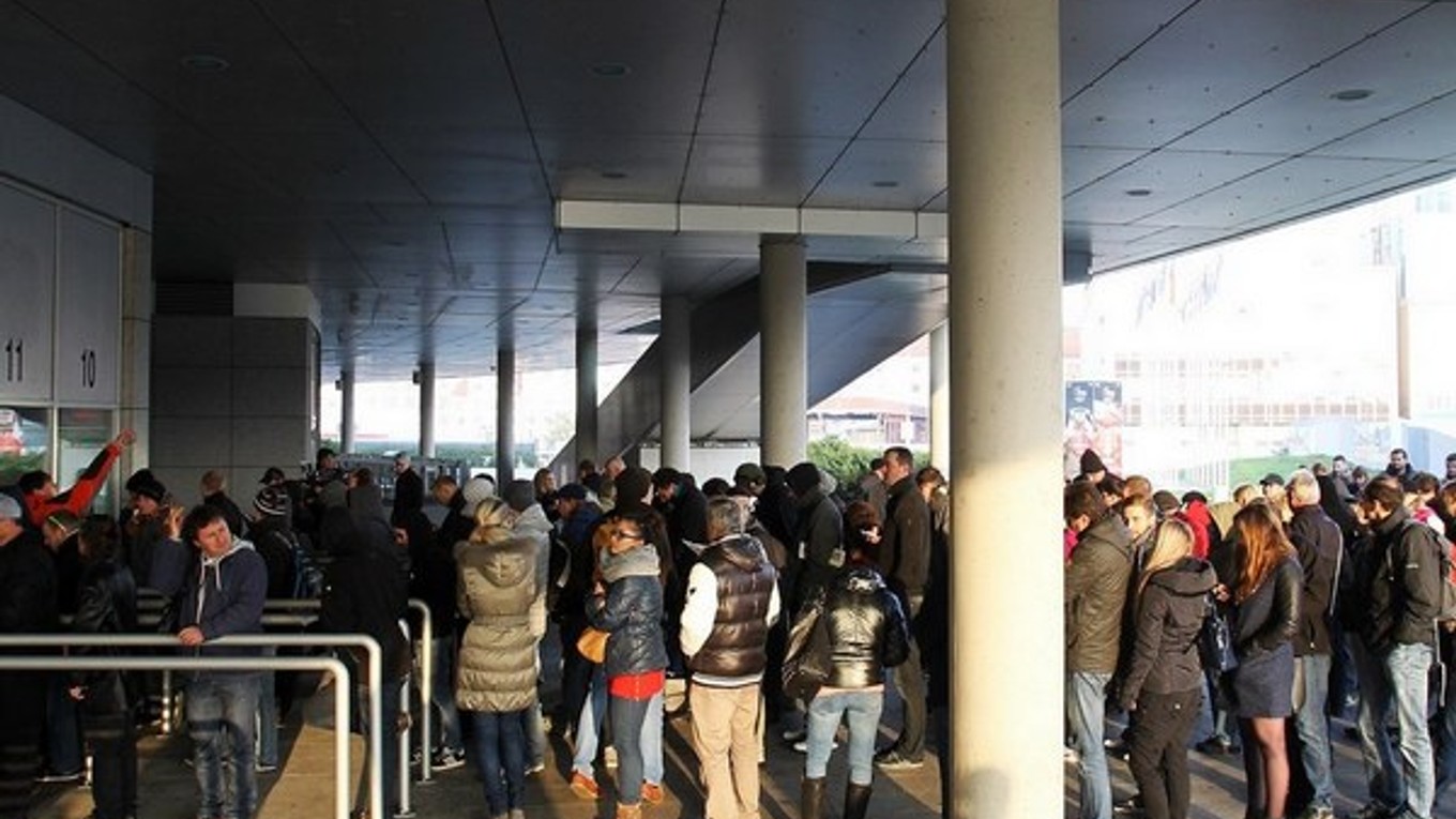 Takto sa stálo na lístky pred O2 arénou.