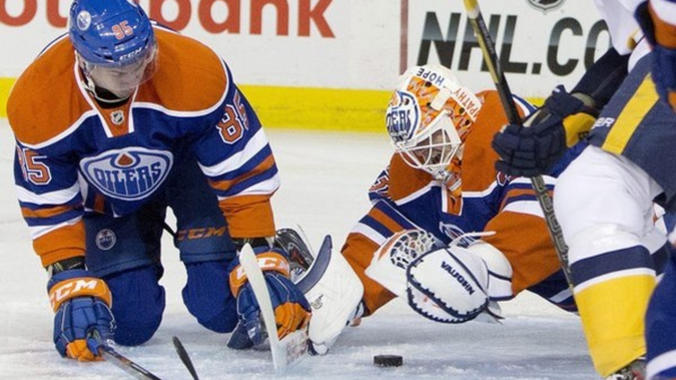 Brankár Edmontonu Ben Scrivens (vpravo) a Martin Marinčin s číslom 85 vľavo.