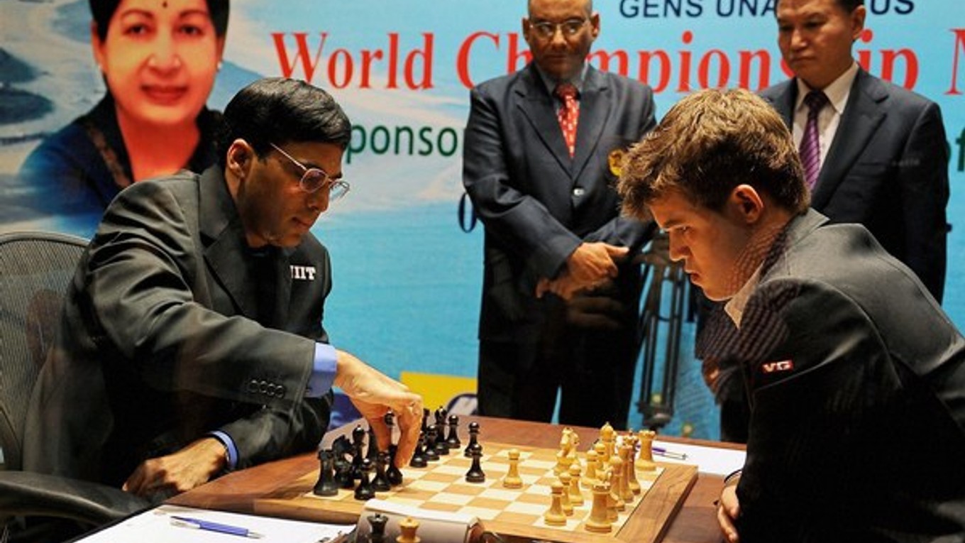 Vyzývateľ Ind Višvanathan Anand (vľavo) bude hrať o titul majstra sveta proti šampiónovi Magnusovi Carlsenovi.