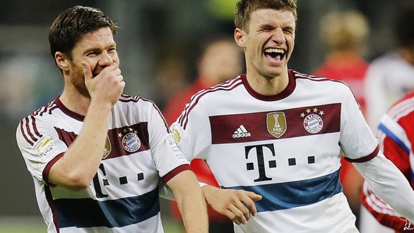 Thomas Müller (vpravo) a Xabi Alonso z Bayernu v dobrej nálade po zápase vo Frankfurte.